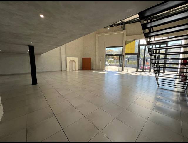 346M² SHOWROOM TO LET IN OLIVEDALE
